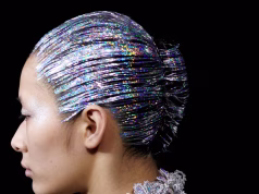 Flokët “chrome” bëhen trend në pasarelën e Chanel në Paris