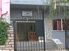 E moshuara bie nga tarraca e Shtëpisë së të Moshuarve në Gjirokastër, dërgohet në spital