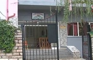 72-vjeçarja bie nga tarraca e Shtëpisë së të Moshuarve në Gjirokastër, dërgohet në spital