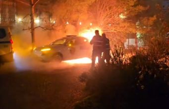 Përshkallëzohet protesta e opozitës, molotovë drejt institucioneve – digjet makinë policie