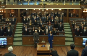 “Natë e rëndë për Kosovën”/ Vjosa Osmani thirrje për bashkim pas krizës politike