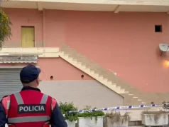 Tragjedi në Vlorë/ 2-vjeçari bie nga ballkoni i banesës, humb jetën në vend