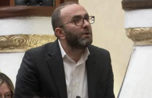 Përplasje në Kuvend: Bardhi kundërpërgjigjet Ballës – “Na përjashtuat, s’na dhatë listën e ligjeve!”