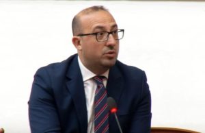 “Nuk pret më!” Korreshi s’i ndahet Evis Salës, shpërthen për spitalin e Lushnjes