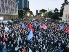 Mos dilni me makinë nesër! Protesta e PD bllokon qendrën e Tiranës