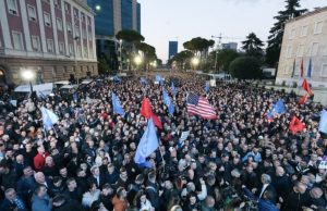 Mos dilni me makinë nesër! Protesta e PD bllokon qendrën e Tiranës
