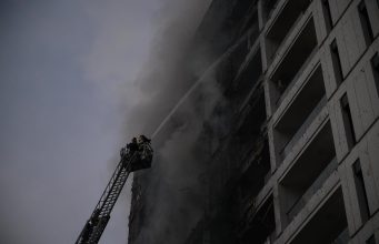 Bilanci i zjarrit, 6 të plagosur mes tyre edhe zjarrfikës. 30 apartamente të djegura