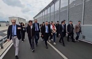 Deputetët e Melonit zbarkojnë në Gjadër! “Kampi funksionon normalisht”