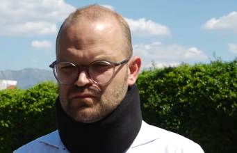 E RRAHËN NË PROTESTË? Aulon Kalaja shpërthen: “4 policë më goditën, do bëj kallëzime!”