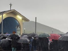 E çuditshme në Kishën e Laçit/ Shiu bie litar, por qirinjtë nuk fiken. Ja çfarë ndodhi në të Martën e gjashtë (Video)