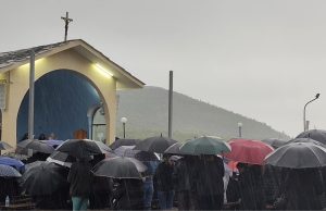 E çuditshme në Kishën e Laçit/ Shiu bie litar, por qirinjtë nuk fiken. Ja çfarë ndodhi në të Martën e gjashtë (Video)