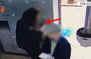 Video/ Vodhi 40 mijë paund nga kaseta e marketit! Arrestohet punonjësja që e kishte vëzhguar klientin kambist në Tiranë