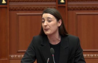 VIDEO/ “O bukurosh!” – “O ZeQIne!” Plas gallata në seancë…