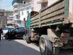 Video/ Panik në Gjirokastër! Mjeti i bashkisë del jashtë kontrollit dhe përplas disa makina