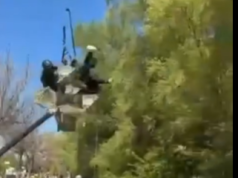 Fluturim i rrezikshëm në zonë turistike, parashutisti godet shtyllën e ndriçimit – pamjet kapin momentin e frikshëm kur shpëtojnë për fije nëna me fëmijën