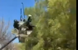 Fluturim i rrezikshëm në zonë turistike, parashutisti godet shtyllën e ndriçimit – pamjet kapin momentin e frikshëm kur shpëtojnë për fije nëna me fëmijën