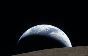 Kosovari vë në siklet shkencëtarët amerikanë: Foto e Tokës nga Hëna është bërë me AI? NASA shpjegon pse s’duken yjet