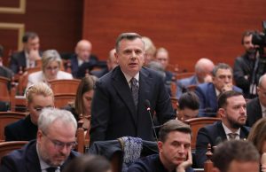 “S’ka asnjë rrezik për Shqipërinë, po bëni teatër!” Balla: Njoftim rutinë, Shqipëria aleate e fortë e Amerikës