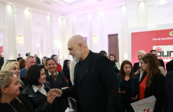 Kryeministri paralajmëron: Shqipëria drejt BE, por beteja politike është vetëm e PS