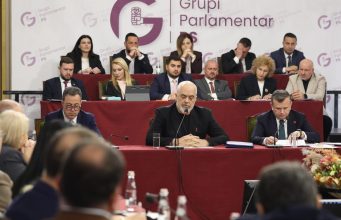 Video/ Rama mbledh grupin e PS. Udhëzime për ligjet, reformat dhe turin “Punët e Shqipërisë”. Ja deputetët që dolën nga rreshti