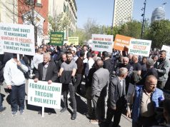 Fermerët protestë para Ministrisë/ “Stop importit të qumështit, subvencione si rajoni” – blegtorët kundër skemës 2026 (Video)