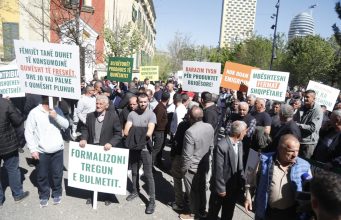 Fermerët protestë para Ministrisë/ “Stop importit të qumështit, subvencione si rajoni” – blegtorët kundër skemës 2026 (Video)