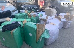 Policia hap dengjet/ Arrestohet 26-vjeçari korçar në aksin Elbasan–Tiranë, i kapet mall kontrabandë me vlerë 45 mijë euro