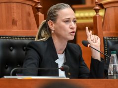 “Shifrat flasin vetë!” Ministrja Ismaili i përgjigjet opozitës për samitin e diasporës në Tiranë, duke theksuar rikthimin e mbi 108 mijë shqiptarëve dhe rolin e politikave të qeverisë.