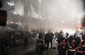 PD “godet” policinë! Kallëzim penal në SPAK pas protestës