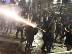 Bilanc lufte/ Mbi 20 të shoqëruar nga protesta, një polic përfundon te Trauma. Kapet çanta me molotovë
