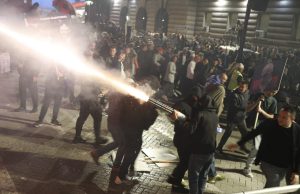Bilanc lufte/ Mbi 20 të shoqëruar nga protesta, një polic përfundon te Trauma. Kapet çanta me molotovë