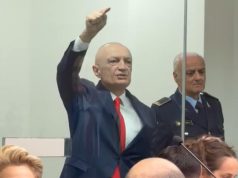 Meta nuk njihet më! I shpërfytyruar nga kafazi i xhamit: ‘Proces i turpshëm me shpifje kundër shtetit