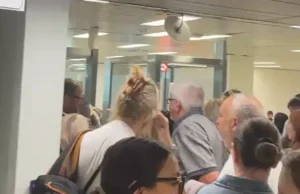 Kaos në aeroport/ Fluturimi niset pa pasagjerët, rreth 100 persona mbeten në Milano pas radhëve 3-orëshe