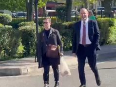 Braçe bën pazaret para seancës/ Shfaqet me qese ushqimesh për të denoncuar çmimet