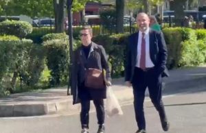 Braçe bën pazaret para seancës/ Shfaqet me qese ushqimesh për të denoncuar çmimet