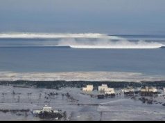 Pamjet Live/ Frikë për “mega-sizmë”! Dallgët e para të cunamit mbërrijnë në brigjet japoneze.