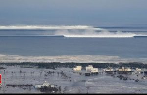 Pamjet Live/ Frikë për “mega-sizmë”! Dallgët e para të cunamit mbërrijnë në brigjet japoneze.