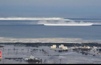 Pamjet Live/ Frikë për “mega-sizmë”! Dallgët e para të cunamit mbërrijnë në brigjet japoneze.