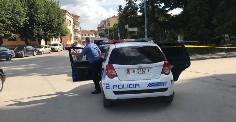 vodhi-nje-automjet-dhe-gjate-tentatives-per-t-u-larguar-perplasi-disa-automjete-dhe-goditi-nje-punonjes-policie-arrestohet-ne-flagrance-35-vjecari-italian