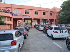 Shqiptarët “arratisen” për naftë: radhë në kufi, deri 70 lekë më lirë jashtë vendit