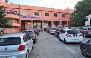 Shqiptarët “arratisen” për naftë: radhë në kufi, deri 70 lekë më lirë jashtë vendit