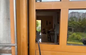 E rëndë në Vlorë/ Gjendet i pajetë në dritaren e banesës, dyshohet se kishte hyrë për të vjedhur