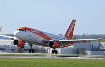 Power bank-u devijon avionin në Romë/ Fluturimi i EasyJet, ulje emergjente pas alarmit për baterinë në bagazh
