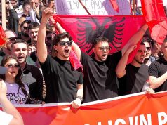 Video/ Studentët nga Kosova dhe Shqipëria u bashkohen shqiptarëve të Maqedonisë së veriut në Shkup për gjuhën shqipe