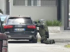 Video/ Panik në Korçë! Dyshohej për bombë në makinë, çfarë zbuluan xhenierët