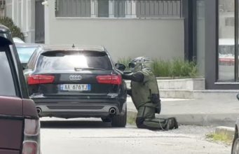 Video/ Panik në Korçë! Dyshohej për bombë në makinë, çfarë zbuluan xhenierët