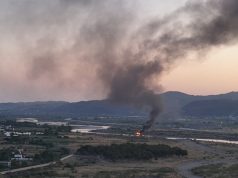 Tym i zi alarmon Elbasanin, digjen goma dhe mbetje plastike pranë Shkumbinit