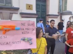 Protestë para Ministrisë së Brendshme pas përplasjeve në Zvërnec: “Shqipëria nuk shitet”