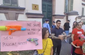 Protestë para qeverisë pas përplasjeve në Zvërnec: “Shqipëria nuk shitet”