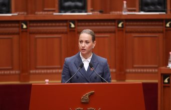 Ministrja Ismaili i përgjigjet opozitës për JetBank: “Kryeministri nuk licencon banka”, sulmet ndaj Bankës së Shqipërisë dëmtojnë ekonominë dhe besimin publik